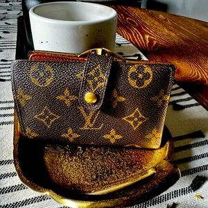 Louis Vuitton kisslock wallet